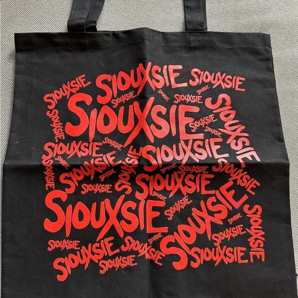 Siouxsie Sioux tote bag black and red from Cruel World Pasadena tour 2023